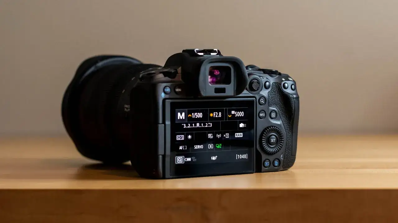 Canon EOS R5 med objektiv. Skärmen visar inställningar som ISO 5000, f/2.8 och 1/500s.
