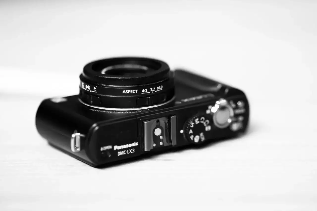 Svartvit bild p&aring; en Panasonic Lumix LX3 kamera. Linsen &auml;r i fokus och visar inst&auml;llningar f&ouml;r bildformat.