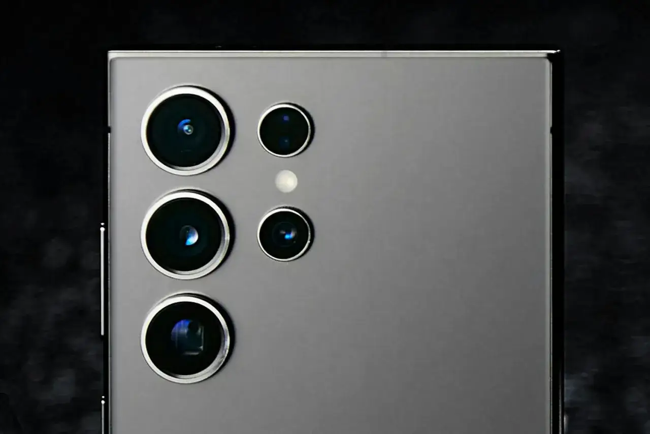 N&auml;rbild p&aring; baksidan av en Samsung S21 kamera med fyra linser och en blixt.