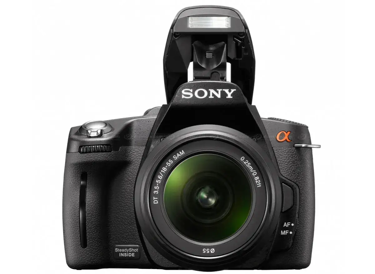 Svart systemkamera Sony a290 med utf&auml;lld blixt och objektiv.