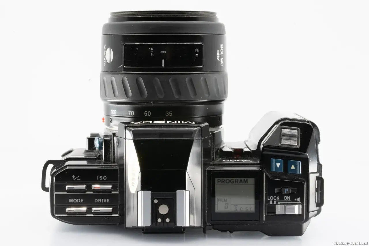 En svart Minolta 7000 systemkamera med objektivet AF 35-105mm. Synlig på knappar och display.