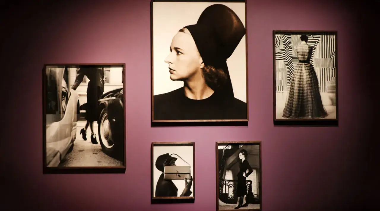 Elisabeth Tolls modefotografier visar eleganta kvinnor vid bilar, med hatt och handväska, samt en kvinna i en mönstrad klänning.