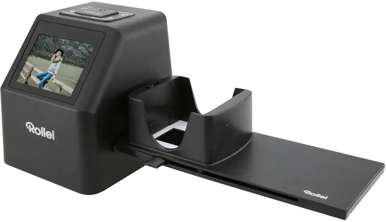 Rollei-skanner f&ouml;r att skanna diabilder med mobilen. En kvinna syns p&aring; sk&auml;rmen.