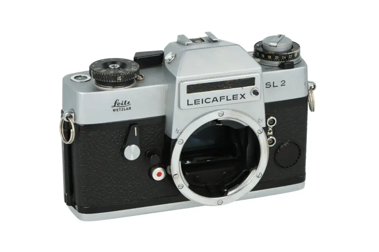 Silver och svart Leicaflex SL2 systemkamera med Leitz Wetzlar-logotyp.