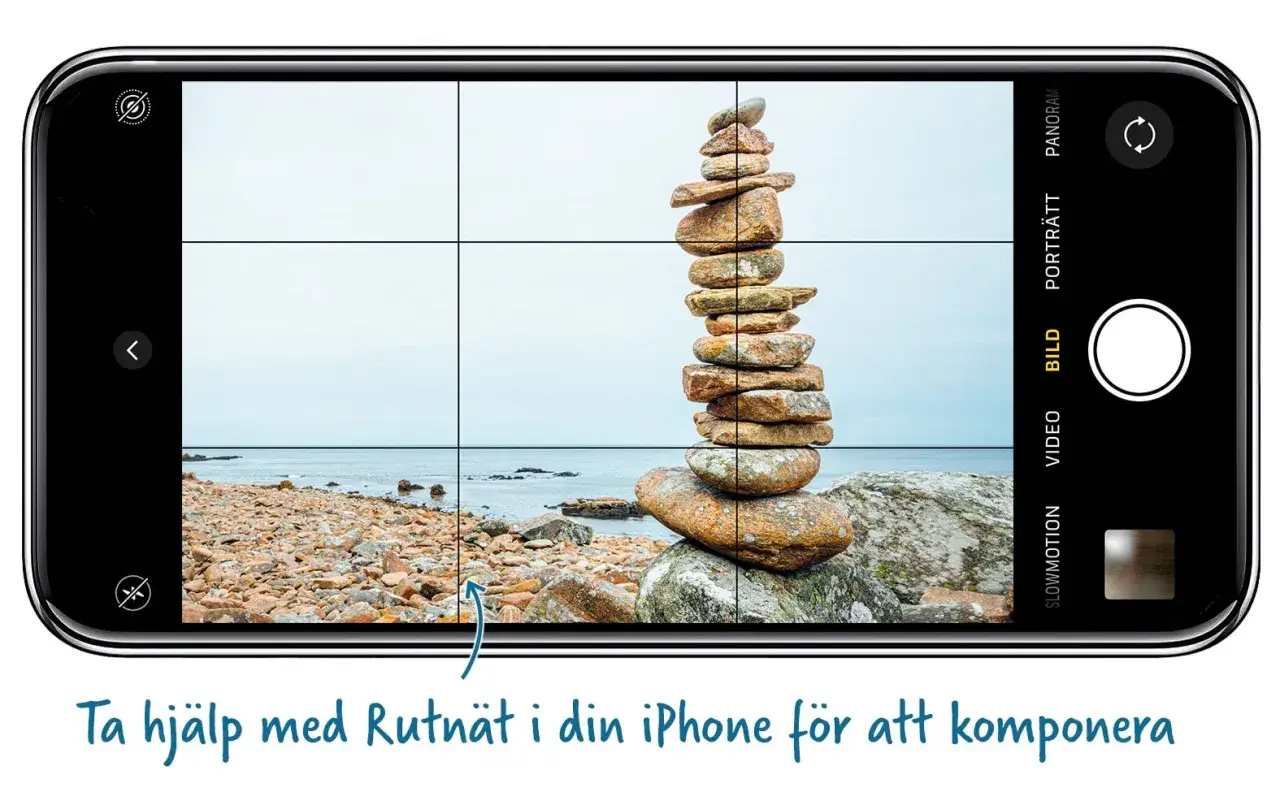 En liggande bild p&aring; en iPhone som visar en stenh&ouml;g vid havet. Rutn&auml;tet p&aring; sk&auml;rmen hj&auml;lper till att komponera bilden.