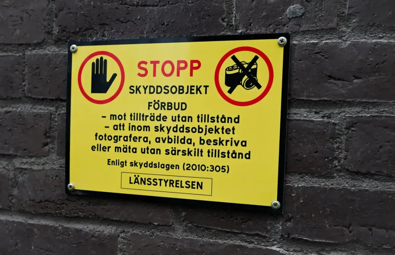 Gul skylt med texten 
