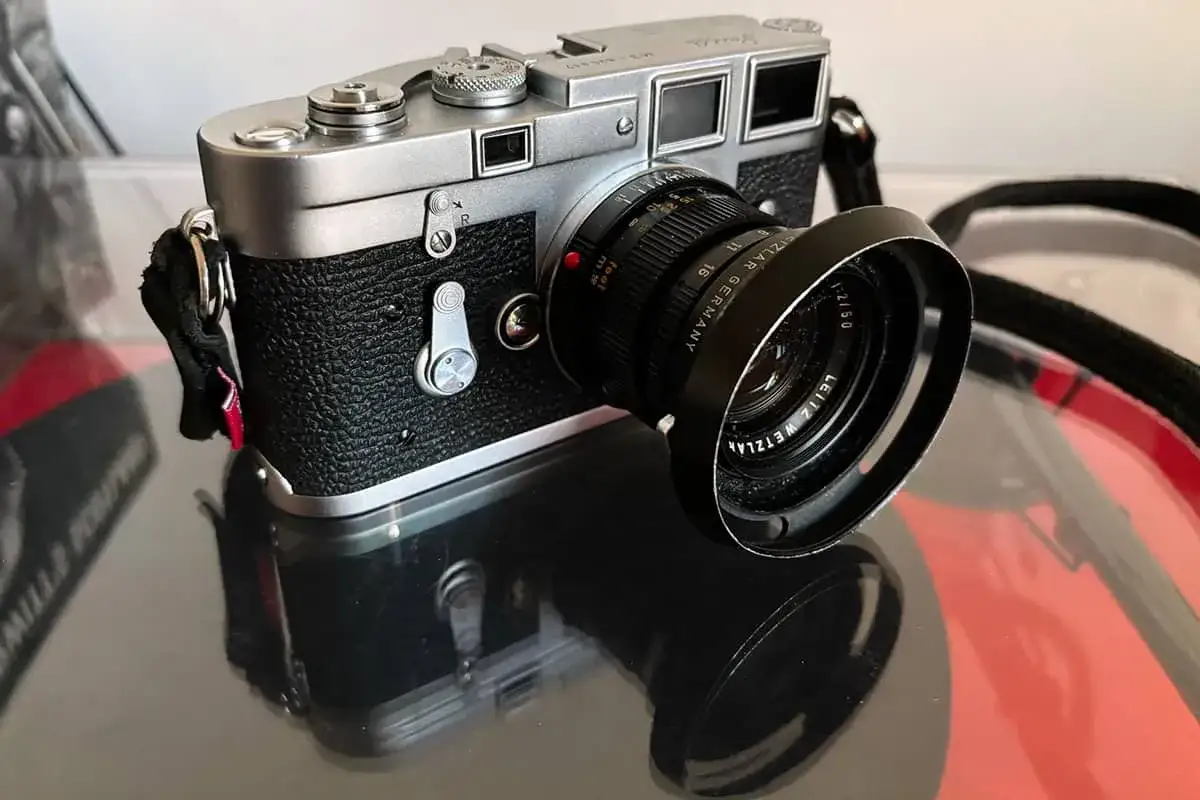 En klassisk Leica M3 med objektivet Summicron 50mm f/2. En tidlös kamera för den kräsne fotografen.