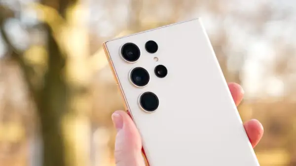 En vit Samsung-telefon med en imponerande kamerauppsättning, redo att fånga dina bästa ögonblick.