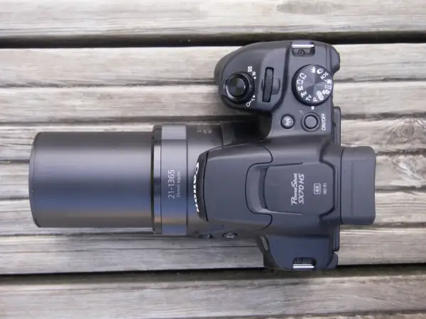Svart Canon PowerShot SX70 HS kamera med 65x zoom, redo för ett test.