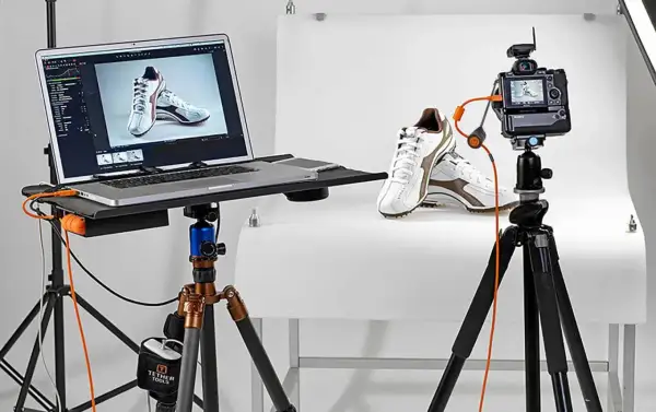 Professionell fotostudio med skor, laptop och kamera. Tethering svenska ger direkt feedback på bilden.