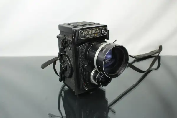Yashica Mat 124 G med vidvinkelobjektiv. En klassisk mellanformatskamera redo för nya äventyr.