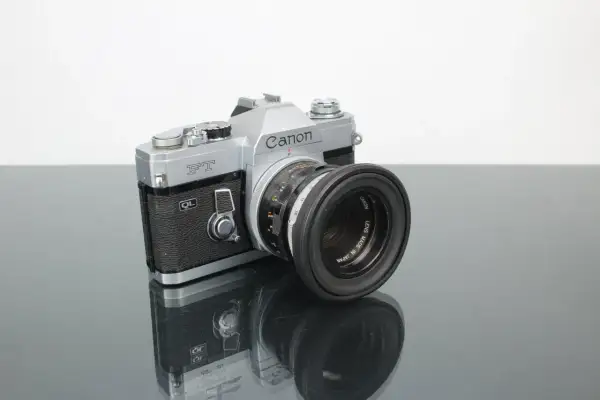 Silver Canon F-1 kamera med objektiv. En klassiker för den kräsne fotografen.