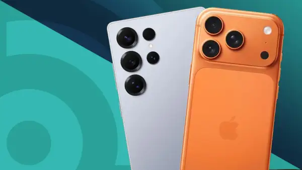 Två moderna telefoner, en ljusgrå med flera kameralinser och en orange med Apple-logga, visar upp sig som bra kameramobiler.