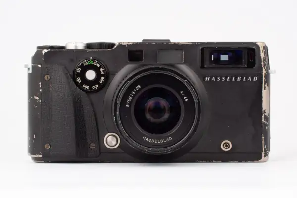 En sliten men ikonisk Hasselblad XPan-kamera med vidvinkelobjektiv. Den har sett bättre dagar men är redo för nya äventyr.