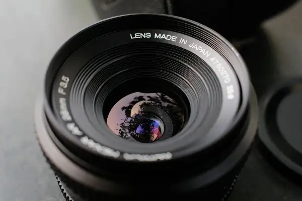 Närbild på ett Pentax Spotmatic objektiv, "Lens Made in Japan" syns tydligt.