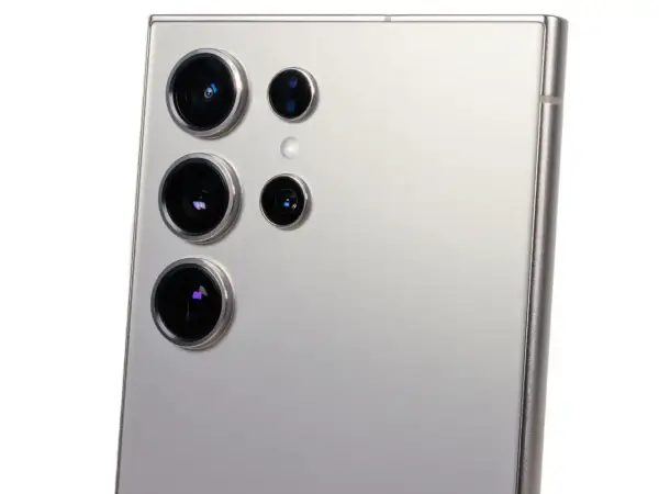 Närbild på baksidan av en silverfärgad telefon med flera kameralinser, en del av samsung s21 kamera-systemet.
