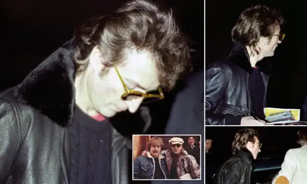 John Lennon i Yoko Ono, fotograferade av Annie Leibovitz. Lennon bär en läderjacka med pälskrage och gula glasögon.