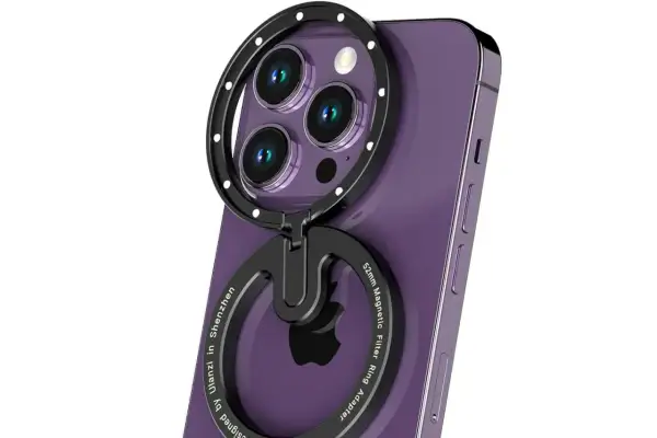 Lila mobiltelefon med kameratillbehör. Perfekt för dig som vill veta hur skickar man bilder med mobiltelefon och ta bättre foton.