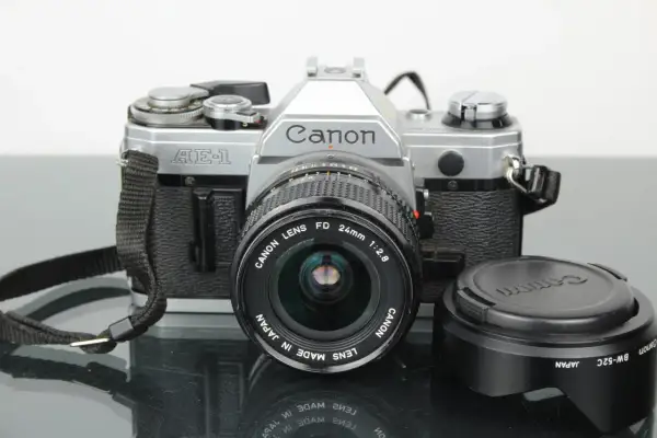 En klassisk Canon AE-1 med ett Canon FD 24mm 1:2.8 objektiv. Perfekt för att fånga minnen.