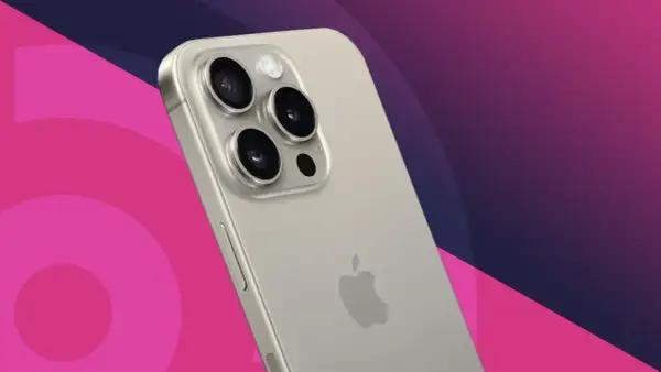 En närbild av en silverfärgad iPhone med tre kameror. Den har en elegant design, perfekt för att ta fantastiska bilder med iPhone SE-kameran.