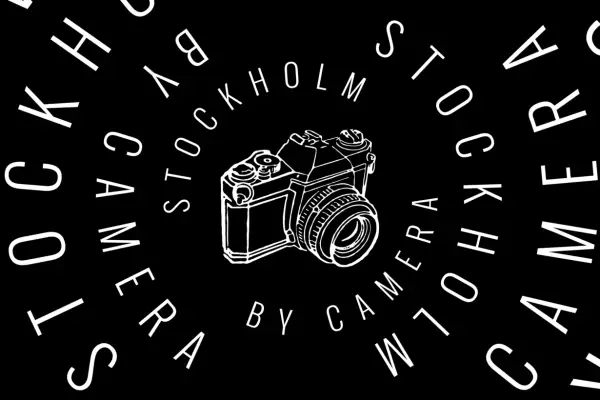 En vit ritad kamera omgiven av texten "STOCKHOLM CAMERA BY CAMERA" i en cirkel. Perfekt för stockholm fotomaraton.